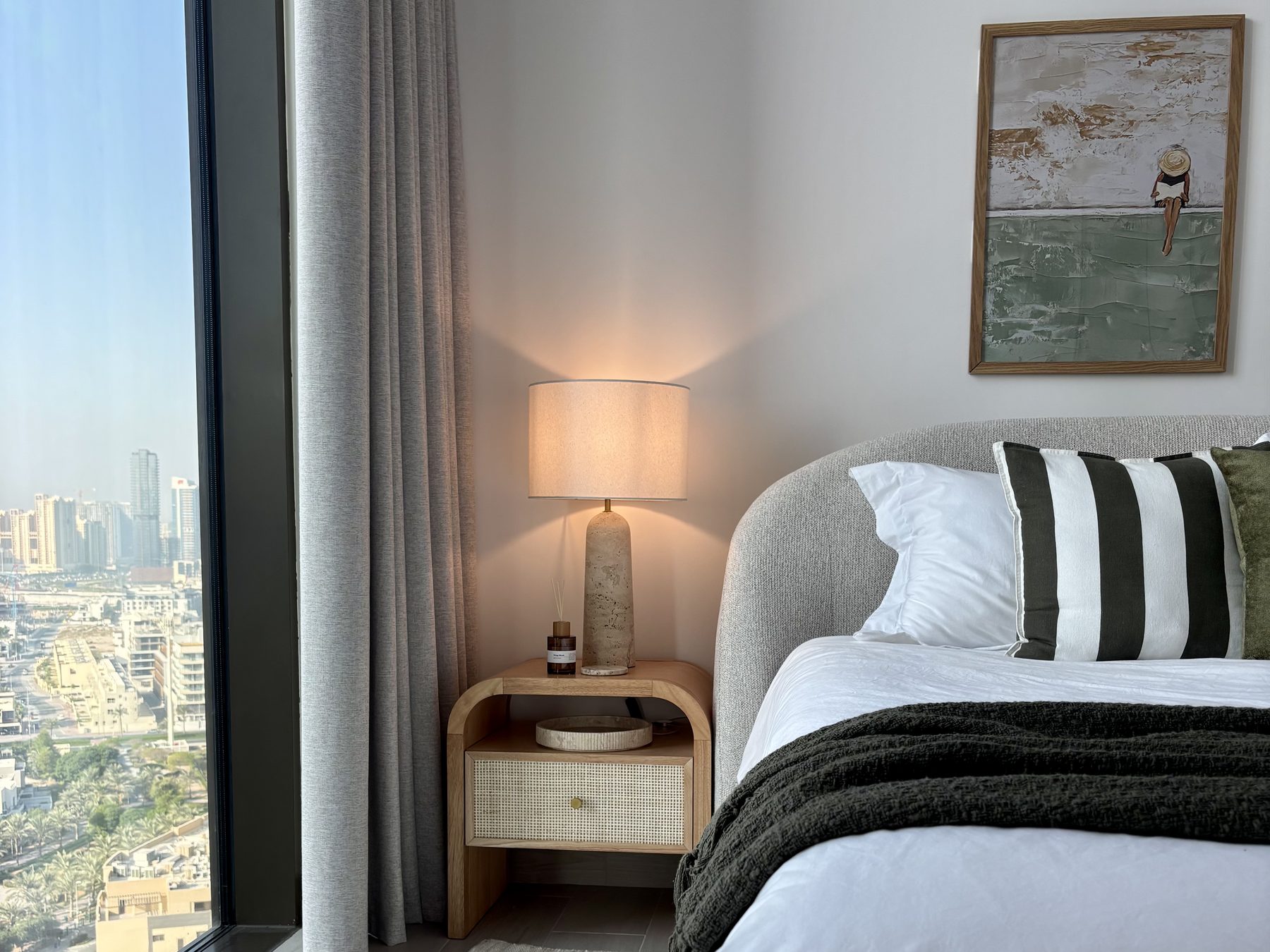 Modern organic interior materials: stone, oak and linen